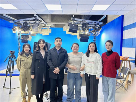 太阳成集团tyc33455cc艺术学院 师生代表团参观学习河北大学超高清录课室