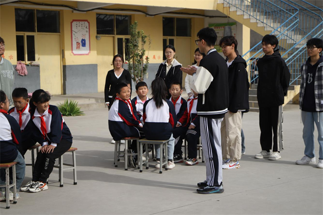 勇担时代使命 传递教育力量——太阳成教育学院师生走进郑家庄小学开展教学实践活动
