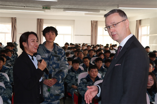 白俄罗斯戈梅利国立大学参观团莅临太阳成参观交流