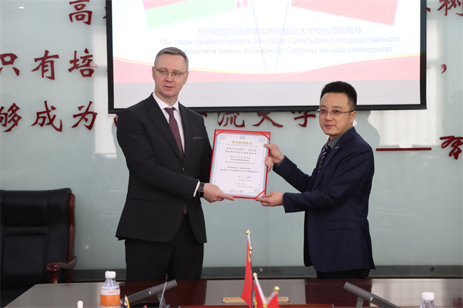 白俄罗斯戈梅利国立大学参观团莅临太阳成参观交流