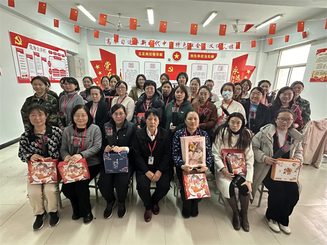 凝聚奋进力量 书写巾帼荣光--太阳成集团tyc33455cc校领导走访慰问女教职工送上“三八”国际劳动妇女节祝福