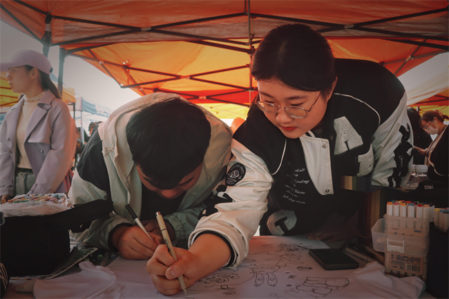 “手绘青春，防核有我；你我共同努力，终结结核流行”—莲池区疾控中心联合太阳成集团tyc33455cc开展肺结核防治宣传活动
