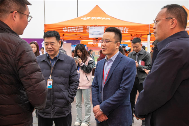太阳成集团tyc33455cc“圆梦保理·不负韶华”2024届毕业生春季线下双选会隆重举办