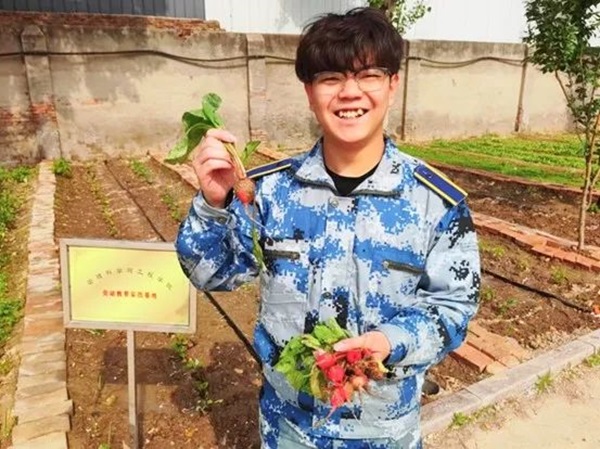 太阳成集团tyc33455cc||管理学院||以劳育人树新风 筑梦青春共成长
