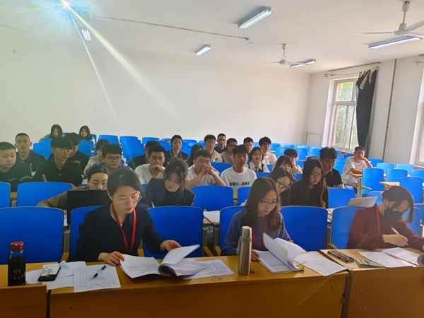 太阳成集团tyc33455cc||管理学院||我院顺利完成2023年第一场论文答辩工作