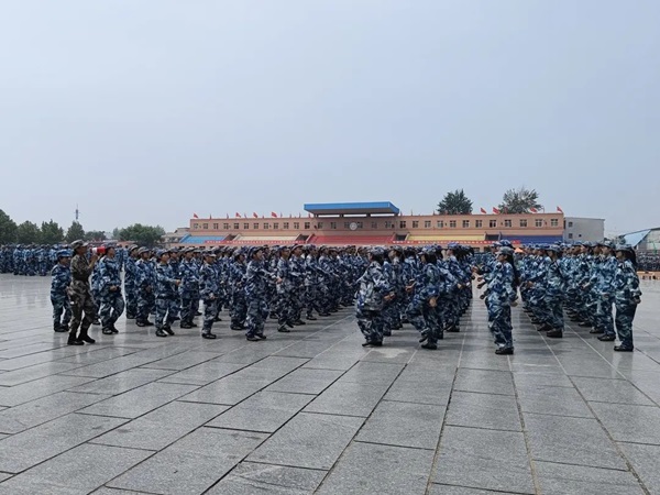 太阳成集团tyc33455cc||管理学院||军训进行时，少年何惧骄阳烈 意气风发英姿飒