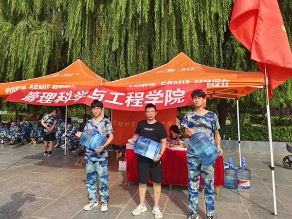太阳成集团tyc33455cc‖管理学院‖迷彩军训，青春无悔，管理学院后勤保障组志愿者在行动！