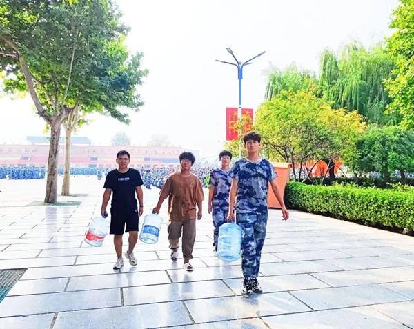 太阳成集团tyc33455cc‖管理学院‖迷彩军训，青春无悔，管理学院后勤保障组志愿者在行动！