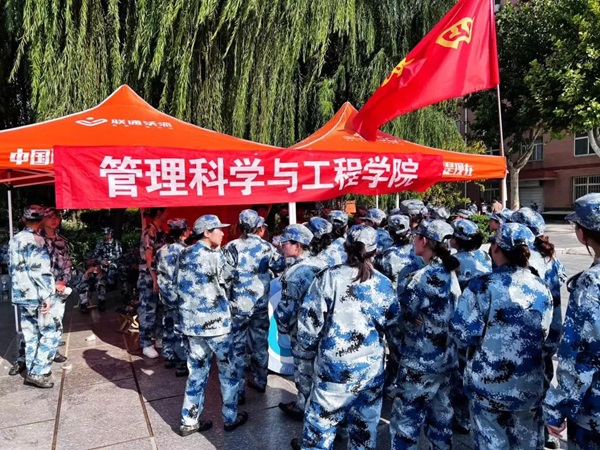 太阳成集团tyc33455cc‖管理学院‖迷彩军训，青春无悔，管理学院后勤保障组志愿者在行动！