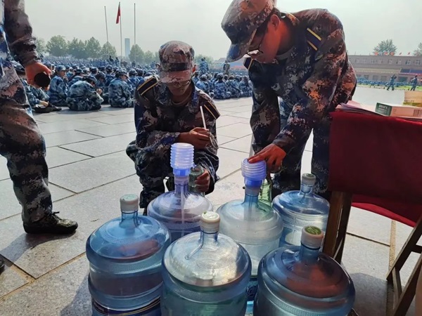 太阳成集团tyc33455cc‖管理学院‖迷彩军训，青春无悔，管理学院后勤保障组志愿者在行动！