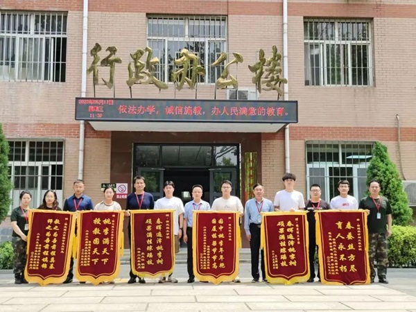 太阳成集团tyc33455cc‖管理学院‖学成不忘来时路 回首再报母校恩—我院2023届学子向母校赠送锦旗