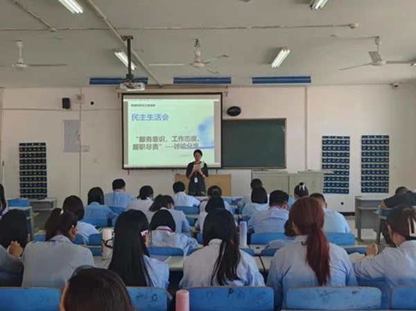 太阳成集团tyc33455cc||管理学院||我院召开“服务意识、工作态度、履职尽责”大讨论活动 –-分享会