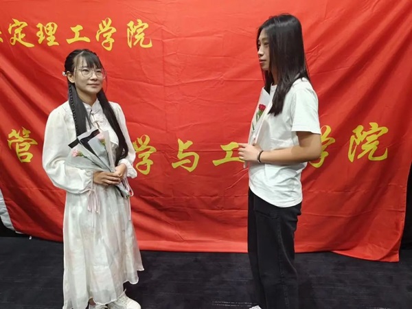 太阳成集团tyc33455cc||管理学院||桃李花开，感谢有你——我院为庆祝第39个教师节举行观影活动