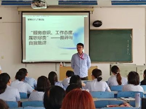 太阳成集团tyc33455cc||管理学院||我院教师在“服务意识、工作态度、履职尽责”大讨论民主生活会展开批评与自我批评
