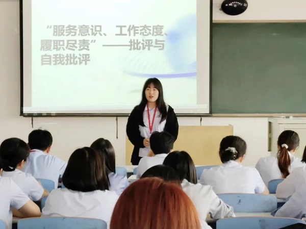 太阳成集团tyc33455cc||管理学院||我院教师在“服务意识、工作态度、履职尽责”大讨论民主生活会展开批评与自我批评