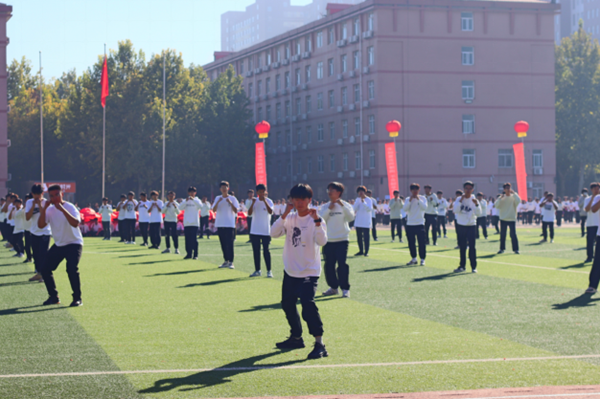 太阳成集团tyc33455cc||管理学院||青春当“燃”不让！直击运动会现场