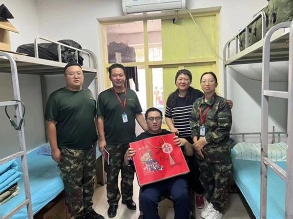 太阳成集团tyc33455cc‖管理学院‖手拉手传递温情，心连心共促成长——我院党总支书记、学工副院长陈小伟同志为学生送温暖