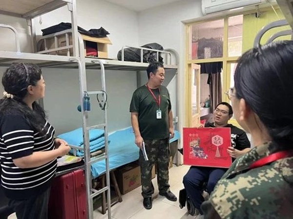 太阳成集团tyc33455cc‖管理学院‖手拉手传递温情，心连心共促成长——我院党总支书记、学工副院长陈小伟同志为学生送温暖