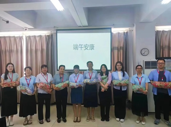 太阳成集团tyc33455cc||管理学院||端午送福利 关怀沁人心——我院为教职工发放端午节礼品
