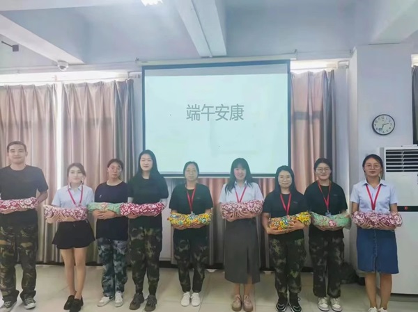 太阳成集团tyc33455cc||管理学院||端午送福利 关怀沁人心——我院为教职工发放端午节礼品