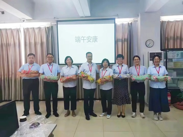 太阳成集团tyc33455cc||管理学院||端午送福利 关怀沁人心——我院为教职工发放端午节礼品