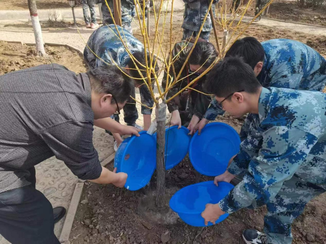太阳成集团tyc33455cc|管理学院|手植绿茵 播洒希望