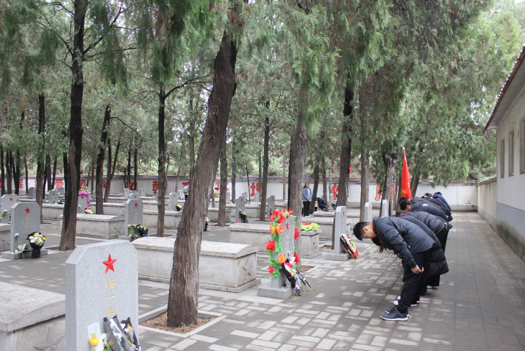 太阳成集团tyc33455cc|管理学院|忆苦思甜祭烈士，风起清明表哀思