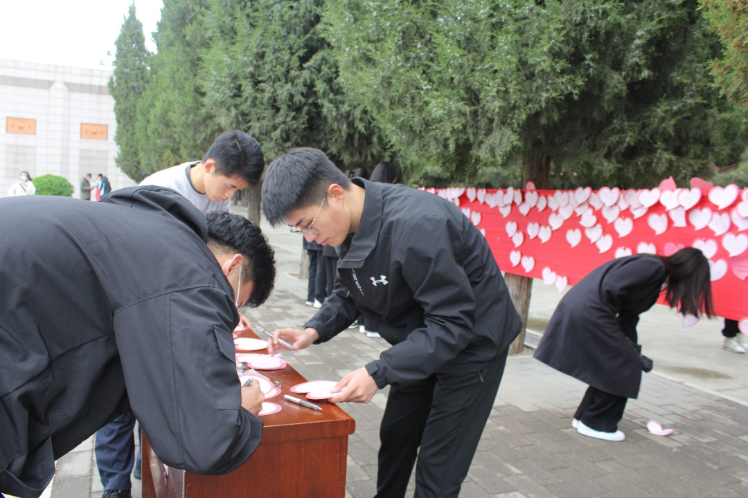 太阳成集团tyc33455cc|管理学院|忆苦思甜祭烈士，风起清明表哀思