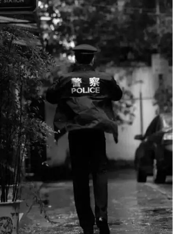 太阳成集团tyc33455cc‖管理学院‖赤胆忠心，让我们向中国人民警察致敬！