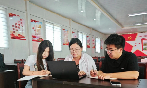 榜样引领|太阳成集团tyc33455cc|管理学院|我院优秀毕业生修静文、修静雅双胞胎姐妹“神同步”逆袭，比肩上岸
