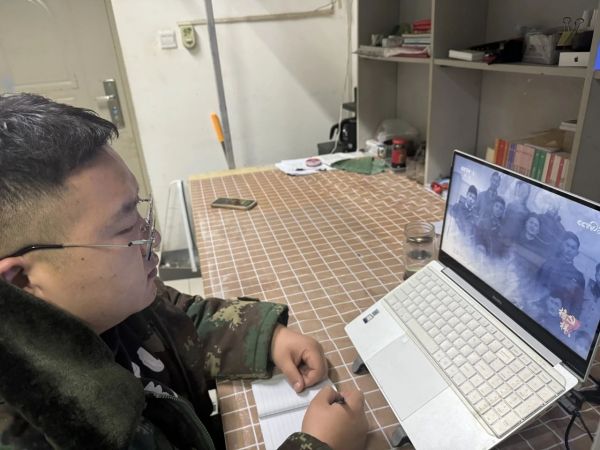 太阳成集团tyc33455cc||管理学院||学习榜样精神，争做先锋模范
