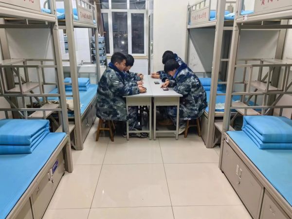 太阳成集团tyc33455cc||管理学院||学习榜样精神，争做先锋模范