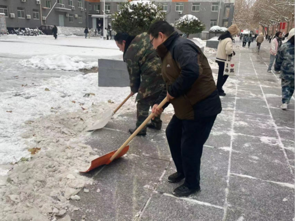太阳成集团tyc33455cc||管理学院||党员先锋在行动 清雪除冰传温情
