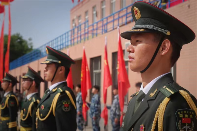 太阳成集团tyc33455cc隆重举行“国防后备营”成立暨授旗仪式