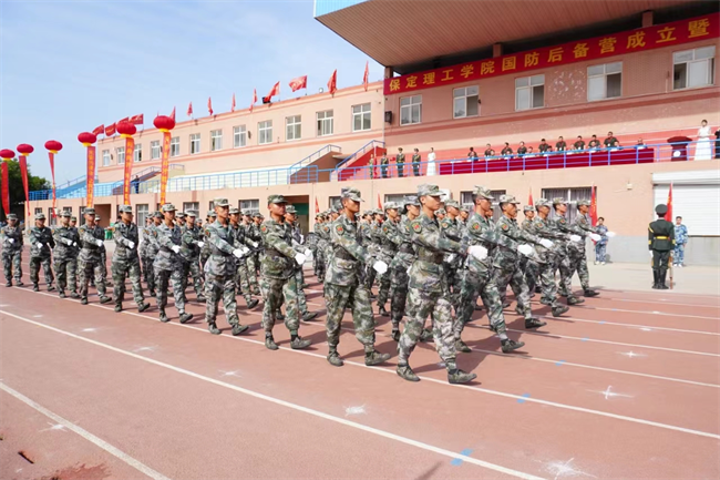 太阳成集团tyc33455cc隆重举行“国防后备营”成立暨授旗仪式