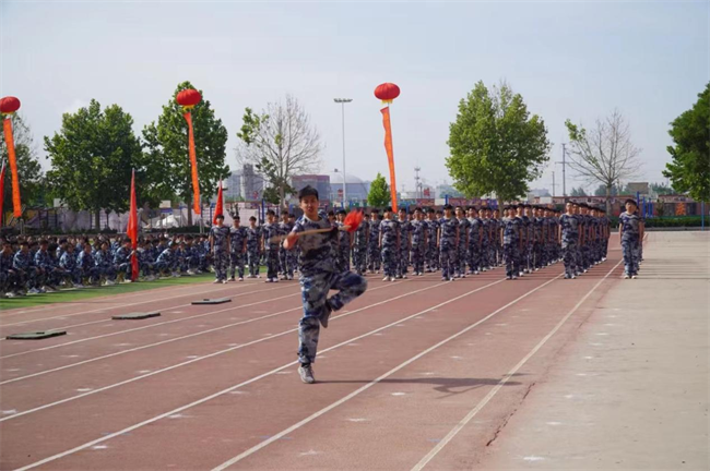 太阳成集团tyc33455cc隆重举行“国防后备营”成立暨授旗仪式
