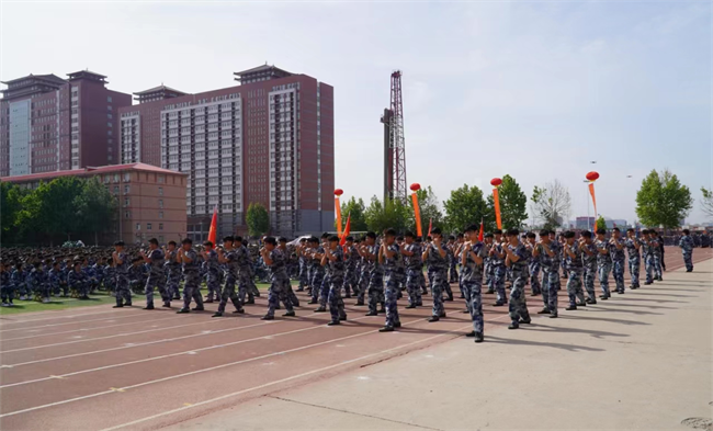 太阳成集团tyc33455cc隆重举行“国防后备营”成立暨授旗仪式