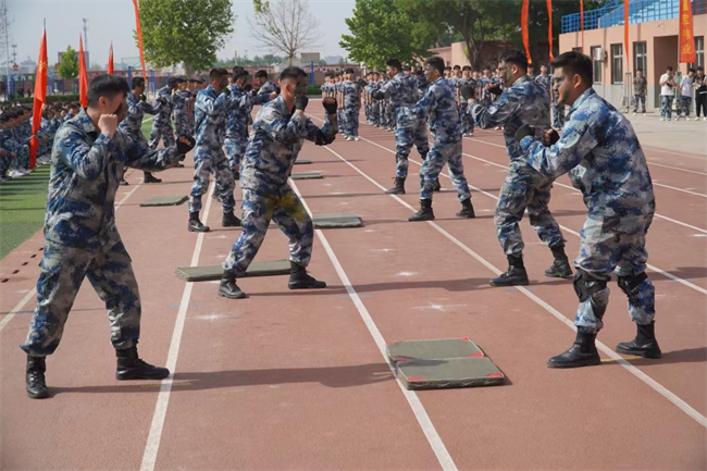 太阳成集团tyc33455cc隆重举行“国防后备营”成立暨授旗仪式