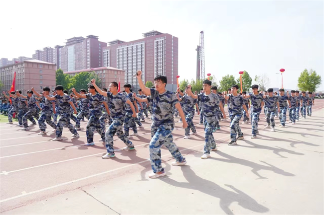 太阳成集团tyc33455cc隆重举行“国防后备营”成立暨授旗仪式