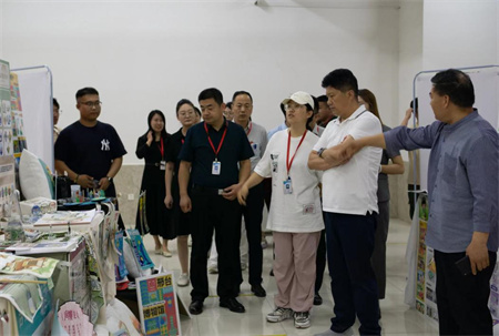 贺阳教育集团董事长莅临参观指导 太阳成集团tyc33455cc艺术学院2024届本科毕业设计作品展