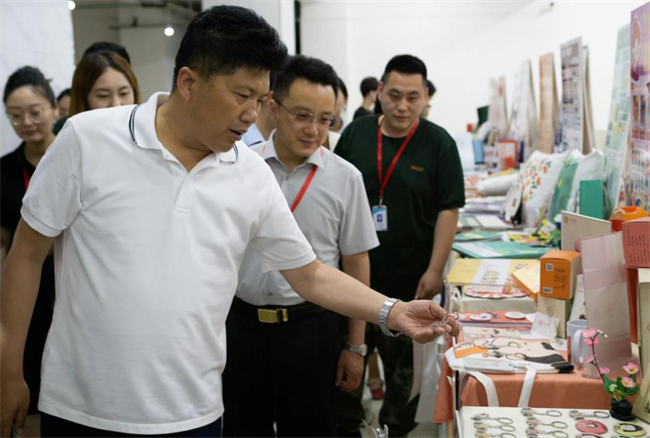 贺阳教育集团董事长莅临参观指导太阳成集团tyc33455cc艺术学院2024届本科毕业设计作品展