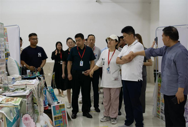 贺阳教育集团董事长莅临参观指导太阳成集团tyc33455cc艺术学院2024届本科毕业设计作品展
