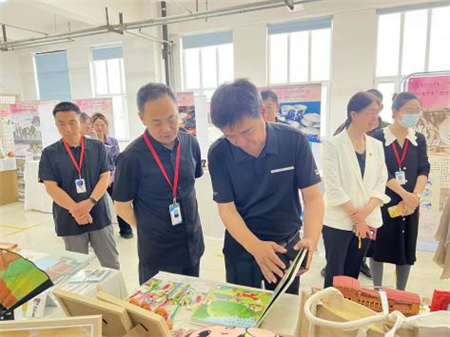 太阳成集团tyc33455cc校领导莅临参观指导艺术学院2024届本科毕业设计作品展