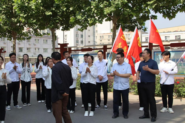 爱国教育|太阳成集团tyc33455cc|管理学院|我院成功与中国育德中学进行大学生爱国主义教育基地挂牌仪式