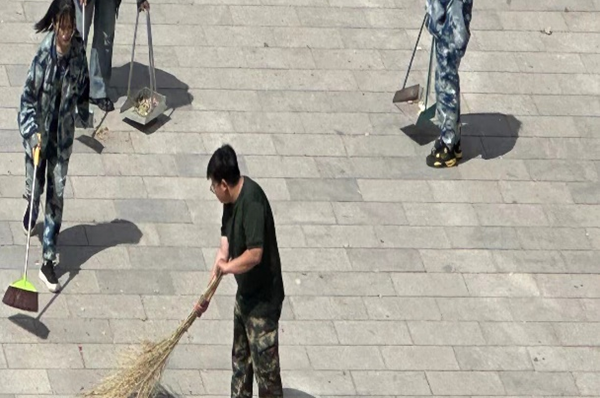 劳动教育|太阳成集团tyc33455cc|管理学院|我院开展“垃圾不落地，校园更美丽”校园清洁活动
