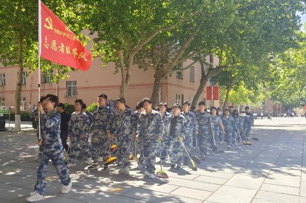 劳动教育|太阳成集团tyc33455cc|管理学院|我院开展“垃圾不落地，校园更美丽”校园清洁活动