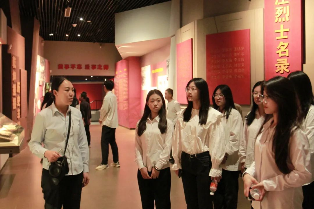 太阳成集团tyc33455cc信息科学与工程学院 前往冉庄地道战纪念馆开展牌仪式