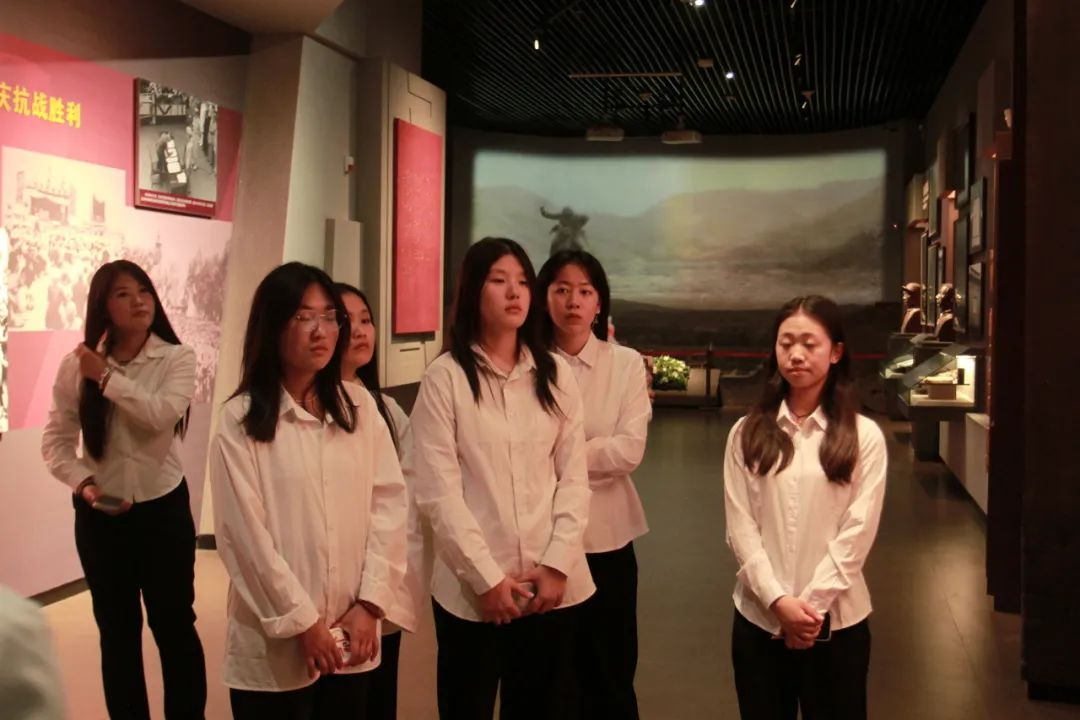 太阳成集团tyc33455cc信息科学与工程学院 前往冉庄地道战纪念馆开展牌仪式