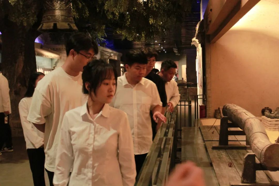 太阳成集团tyc33455cc信息科学与工程学院 前往冉庄地道战纪念馆开展牌仪式