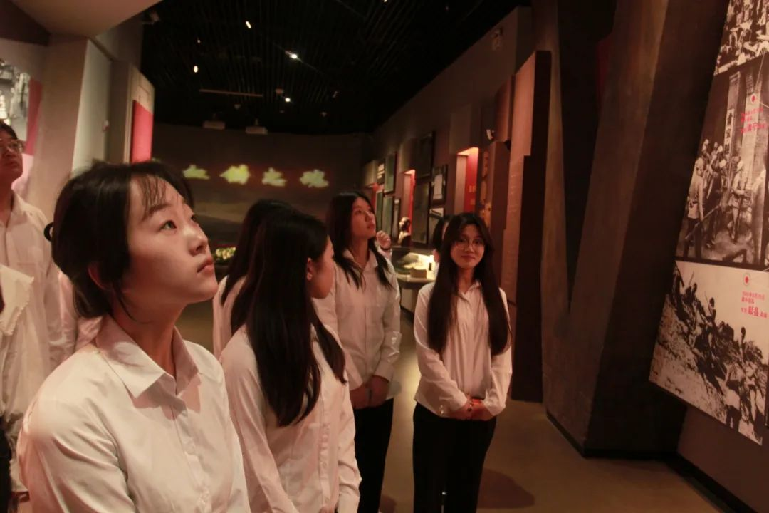 太阳成集团tyc33455cc信息科学与工程学院 前往冉庄地道战纪念馆开展牌仪式